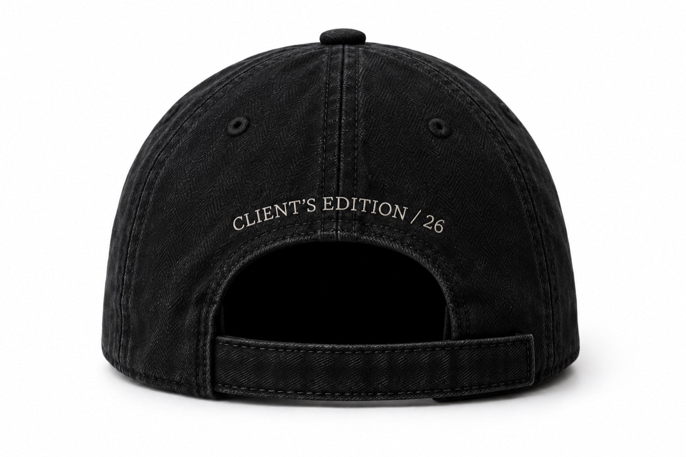Costas do boné com o bordado Client’s Edition 26
