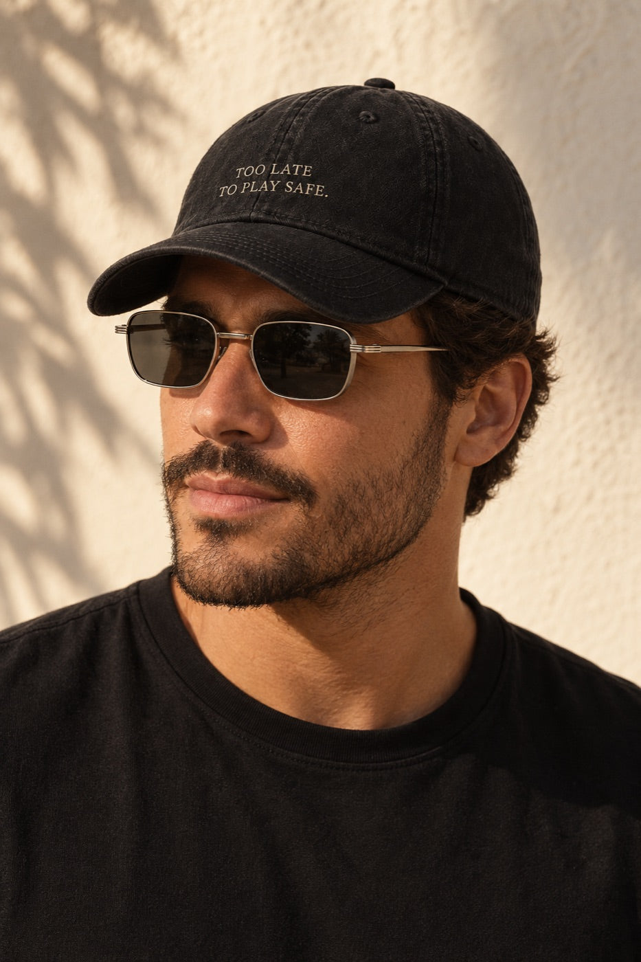 Boné Merlin Moore no rosto com o óculos Kyoto